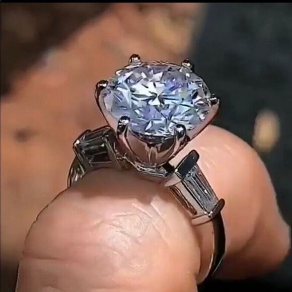 Beautiful 3ct CZ Diamond & Baguettes Ring - Picture 4 of 5